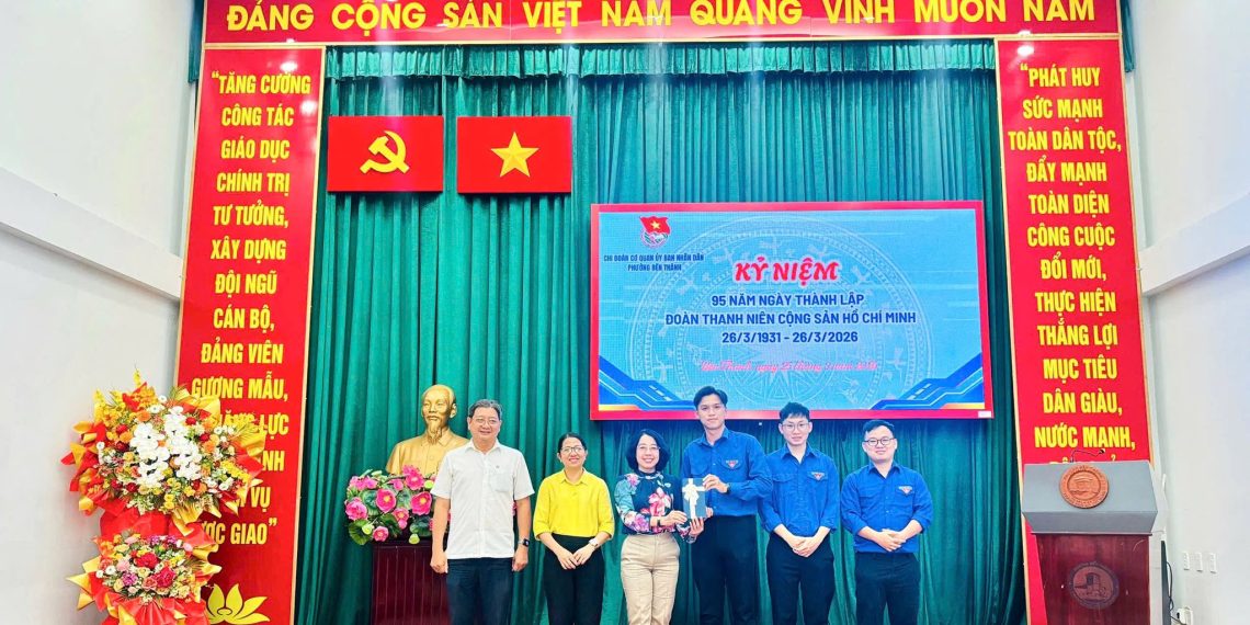 ĐẢNG ỦY CƠ QUAN ỦY BAN NHÂN DÂN PHƯỜNG BẾN THÀNH TẶNG QUÀ CHI ĐOÀN CƠ QUAN NHÂN KỶ NIỆM 95 NĂM NGÀY THÀNH LẬP ĐOÀN TNCS HỒ CHÍ MINH (26/3/1931 – 26/3/2026)
