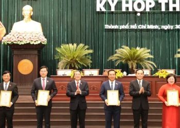 TPHCM TRAO GIẤY CHỨNG NHẬN ĐẠI BIỂU HĐND KHÓA XI