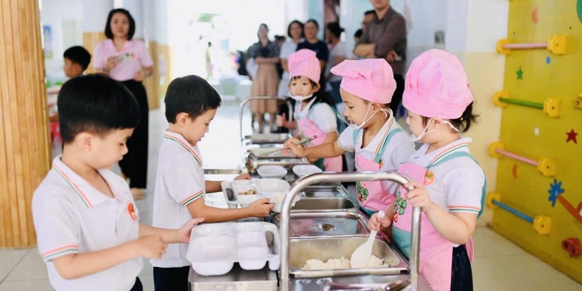 TRẢI NGHIỆM GIỜ ĂN “GẮN KẾT GIA ĐÌNH VÀ NHÀ TRƯỜNG” TẠI TRƯỜNG MẦM NON BẾN THÀNH