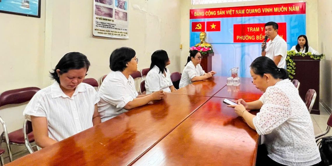 TRẠM Y TẾ PHƯỜNG BẾN THÀNH TỔ CHỨC CHÀO CỜ ĐẦU TUẦN, ĐẨY MẠNH HỌC TẬP VÀ LÀM THEO TƯ TƯỞNG, ĐẠO ĐỨC, PHONG CÁCH HỒ CHÍ MINH