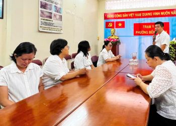 TRẠM Y TẾ PHƯỜNG BẾN THÀNH TỔ CHỨC CHÀO CỜ ĐẦU TUẦN, ĐẨY MẠNH HỌC TẬP VÀ LÀM THEO TƯ TƯỞNG, ĐẠO ĐỨC, PHONG CÁCH HỒ CHÍ MINH