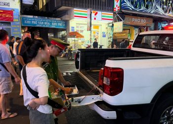 CÔNG AN PHƯỜNG BẾN THÀNH RA QUÂN XỬ LÝ NẠN HÀNG RONG, CHÈO KÉO DU KHÁCH