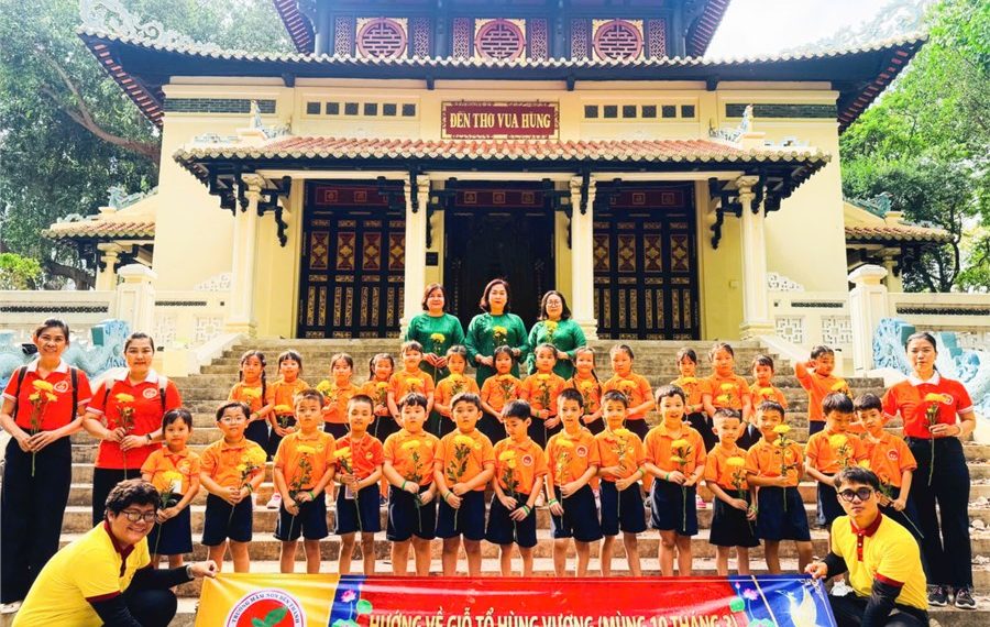 CÔ VÀ TRÒ TRƯỜNG MẦM NON BẾN THÀNH THAM QUAN – DÂNG HOA – HỌC VỀ CỘI NGUỒN TẠI ĐỀN THỜ VUA HÙNG