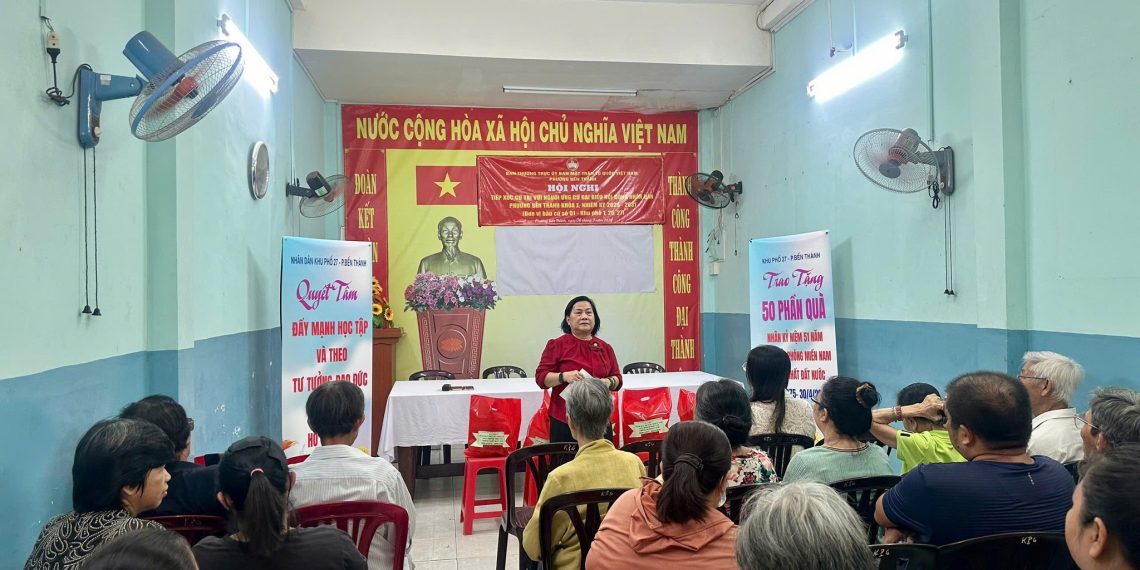 KHU PHỐ 27 TRAO 50 PHẦN QUÀ AN SINH ĐẾN CÁC HỘ DÂN KHÓ KHĂN