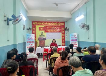 KHU PHỐ 27 TRAO 50 PHẦN QUÀ AN SINH ĐẾN CÁC HỘ DÂN KHÓ KHĂN