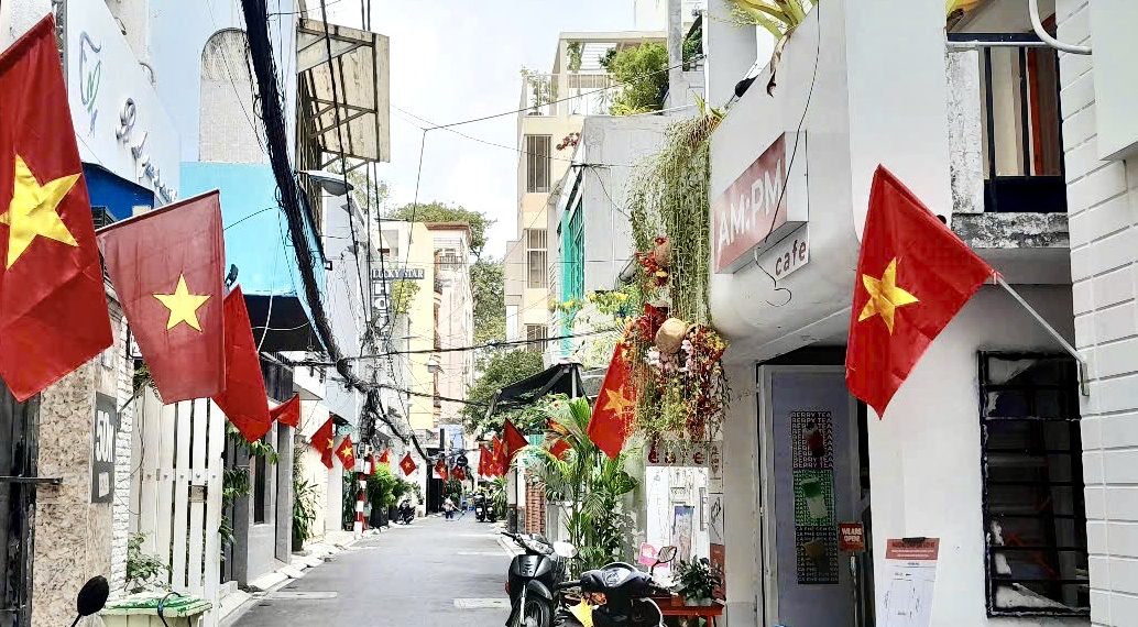 KHU PHỐ 3 RỰC RỠ CỜ HOA CHÀO MỪNG CÁC NGÀY LỄ LỚN CỦA ĐẤT NƯỚC
