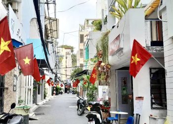 KHU PHỐ 3 RỰC RỠ CỜ HOA CHÀO MỪNG CÁC NGÀY LỄ LỚN CỦA ĐẤT NƯỚC
