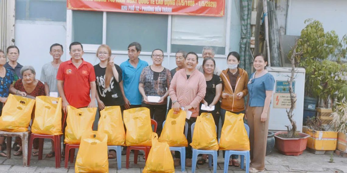 KHU PHỐ 12 TRAO QUÀ CHO HỘ KHÓ KHĂN VÀ TREO KHẨU HIỆU CHÀO MỪNG KỶ NIỆM 51 NĂM NGÀY GIẢI PHÓNG MIỀN NAM, THỐNG NHẤT ĐẤT NƯỚC (30/40/1975 – 30/4/2026)