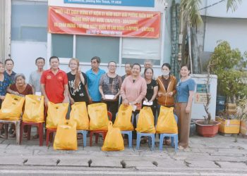 KHU PHỐ 12 TRAO QUÀ CHO HỘ KHÓ KHĂN VÀ TREO KHẨU HIỆU CHÀO MỪNG KỶ NIỆM 51 NĂM NGÀY GIẢI PHÓNG MIỀN NAM, THỐNG NHẤT ĐẤT NƯỚC (30/40/1975 – 30/4/2026)