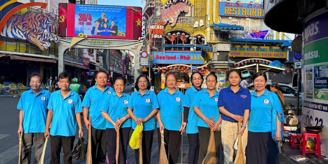 KHU PHỐ 19 RA QUÂN TỔNG VỆ SINH VÀ TRAO SUẤT ĂN 0 ĐỒNG