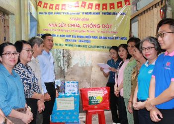 PHƯỜNG BẾN THÀNH BÀN GIAO NHÀ SỬA CHỮA, CHỐNG DỘT CHO GIA ĐÌNH KHÓ KHĂN NHÂN DỊP 30/4