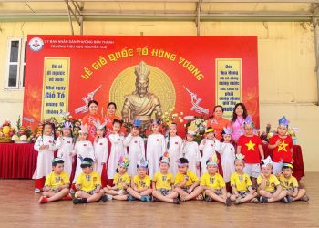 HỌC SINH KHỐI LÁ THAM QUAN TRƯỜNG TIỂU HỌC NGUYỄN HUỆ