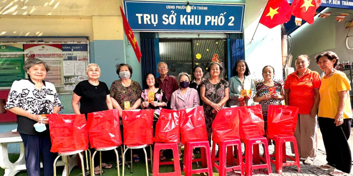 KHU PHỐ 2 TỔ CHỨC TRAO QUÀ NHÂN KỶ NIỆM 51 NĂM NGÀY GIẢI PHÓNG MIỀN NAM, THỐNG NHẤT ĐẤT NƯỚC