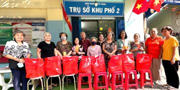 KHU PHỐ 2 TỔ CHỨC TRAO QUÀ NHÂN KỶ NIỆM 51 NĂM NGÀY GIẢI PHÓNG MIỀN NAM, THỐNG NHẤT ĐẤT NƯỚC