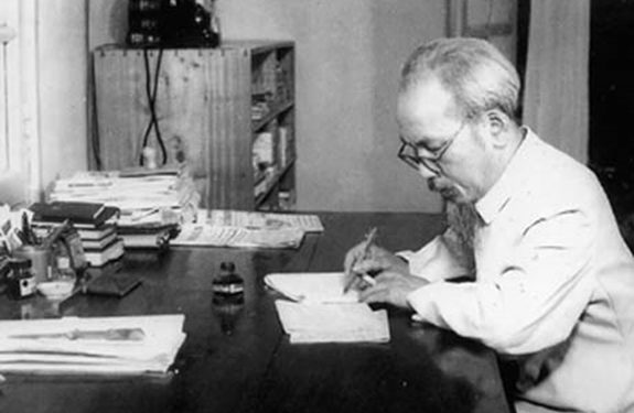 VIDEO: THÔNG ĐIỆP LỊCH SỬ: NGÀY 10/5/1965, BÁC ĐẶT BÚT VIẾT NHỮNG DÒNG ĐẦU TIÊN CỦA BẢN DI CHÚC THIÊNG LIÊNG