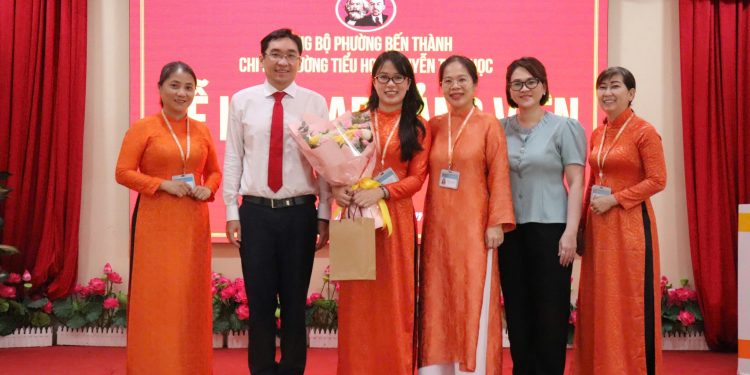 CHI BỘ TRƯỜNG TIỂU HỌC NGUYỄN THÁI HỌC KẾT NẠP ĐẢNG VIÊN