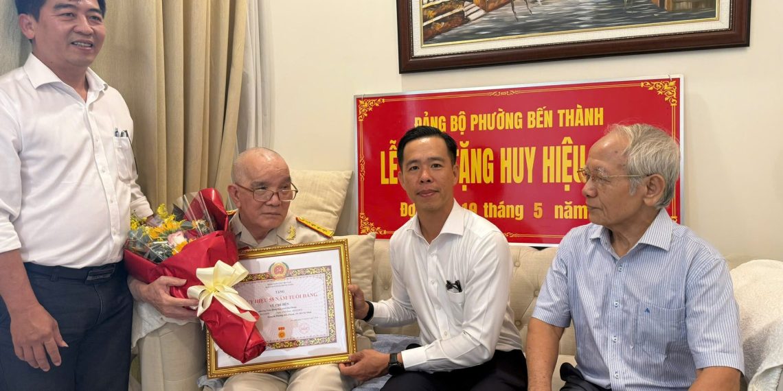 PHÓ BÍ THƯ THƯỜNG TRỰC ĐẢNG ỦY PHƯỜNG BẾN THÀNH NGUYỄN KIM ĐỨC TRAO HUY HIỆU ĐẢNG ĐỢT 19/5 TẠI NHÀ CHO ĐẢNG VIÊN