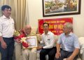 PHÓ BÍ THƯ THƯỜNG TRỰC ĐẢNG ỦY PHƯỜNG BẾN THÀNH NGUYỄN KIM ĐỨC TRAO HUY HIỆU ĐẢNG ĐỢT 19/5 TẠI NHÀ CHO ĐẢNG VIÊN