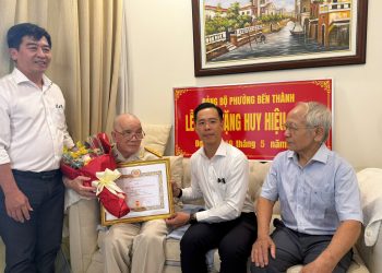 PHÓ BÍ THƯ THƯỜNG TRỰC ĐẢNG ỦY PHƯỜNG BẾN THÀNH NGUYỄN KIM ĐỨC TRAO HUY HIỆU ĐẢNG ĐỢT 19/5 TẠI NHÀ CHO ĐẢNG VIÊN