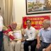 PHÓ BÍ THƯ THƯỜNG TRỰC ĐẢNG ỦY PHƯỜNG BẾN THÀNH NGUYỄN KIM ĐỨC TRAO HUY HIỆU ĐẢNG ĐỢT 19/5 TẠI NHÀ CHO ĐẢNG VIÊN