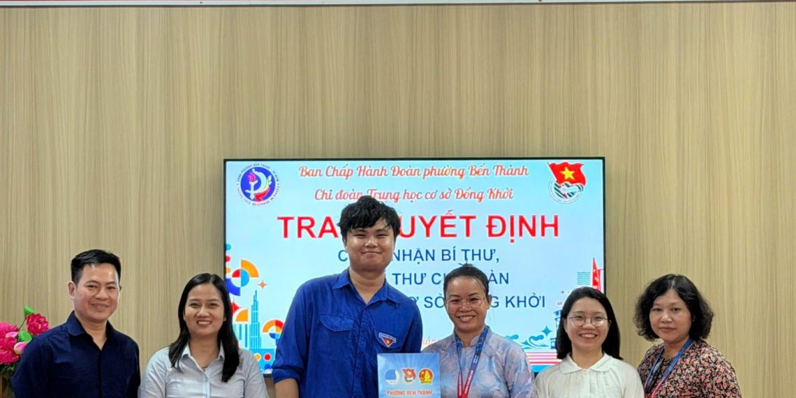 LỄ TRAO QUYẾT ĐỊNH CÁN BỘ ĐOÀN TẠI TRƯỜNG THCS ĐỒNG KHỞI