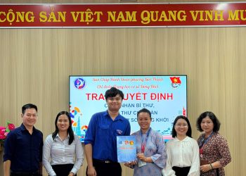 LỄ TRAO QUYẾT ĐỊNH CÁN BỘ ĐOÀN TẠI TRƯỜNG THCS ĐỒNG KHỞI