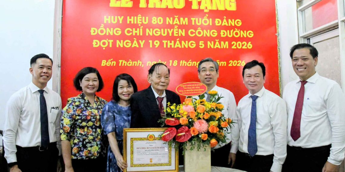 LÃNH ĐẠO TPHCM TRAO HUY HIỆU 80 NĂM TUỔI ĐẢNG ĐẾN ĐẢNG VIÊN NGUYỄN CÔNG ĐƯỜNG – ĐẢNG BỘ PHƯỜNG BẾN THÀNH