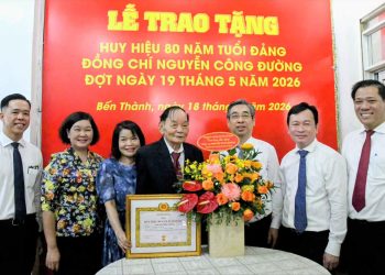 LÃNH ĐẠO TPHCM TRAO HUY HIỆU 80 NĂM TUỔI ĐẢNG ĐẾN ĐẢNG VIÊN NGUYỄN CÔNG ĐƯỜNG – ĐẢNG BỘ PHƯỜNG BẾN THÀNH