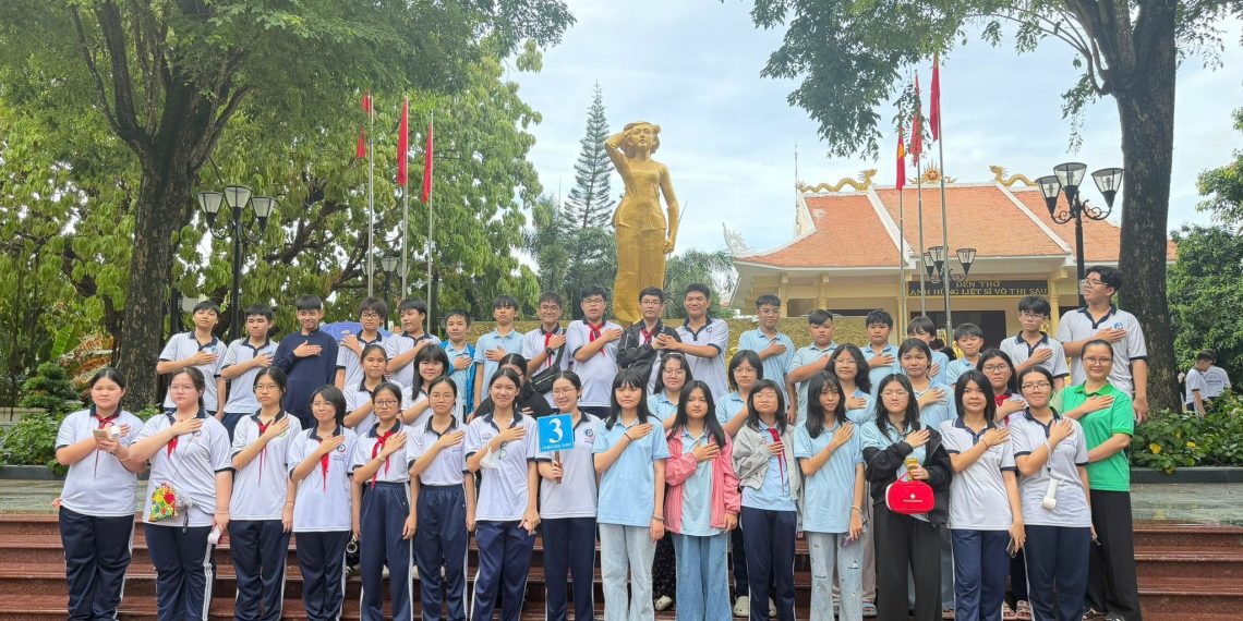 HÀNH TRÌNH VỀ NGUỒN: HỌC SINH TRƯỜNG THCS ĐỒNG KHỞI VIẾNG TƯỢNG ĐÀI CHỊ VÕ THỊ SÁU TẠI ĐẤT ĐỎ