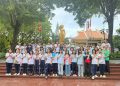 HÀNH TRÌNH VỀ NGUỒN: HỌC SINH TRƯỜNG THCS ĐỒNG KHỞI VIẾNG TƯỢNG ĐÀI CHỊ VÕ THỊ SÁU TẠI ĐẤT ĐỎ