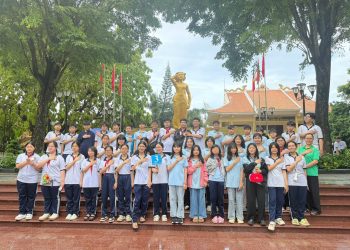 HÀNH TRÌNH VỀ NGUỒN: HỌC SINH TRƯỜNG THCS ĐỒNG KHỞI VIẾNG TƯỢNG ĐÀI CHỊ VÕ THỊ SÁU TẠI ĐẤT ĐỎ