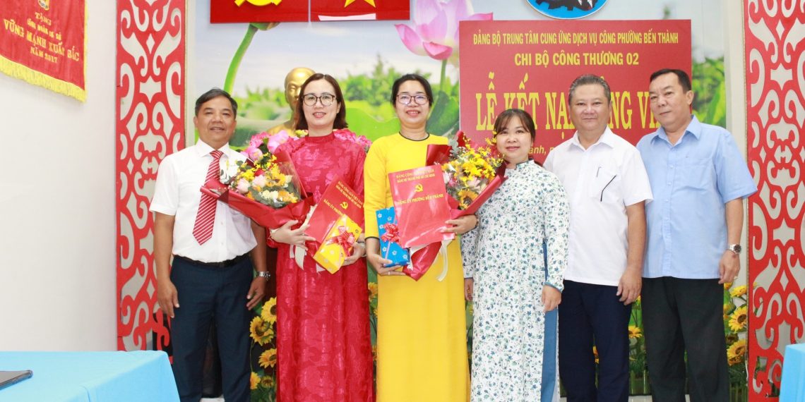 CHI BỘ CÔNG THƯƠNG 2 TRUNG TÂM CUNG ỨNG DỊCH VỤ CÔNG PHƯỜNG BẾN THÀNH KẾT NẠP ĐẢNG VIÊN NHÂN KỶ NIỆM NGÀY SINH CHỦ TỊCH HỒ CHÍ MINH