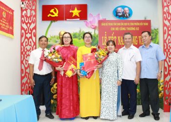 CHI BỘ CÔNG THƯƠNG 2 TRUNG TÂM CUNG ỨNG DỊCH VỤ CÔNG PHƯỜNG BẾN THÀNH KẾT NẠP ĐẢNG VIÊN NHÂN KỶ NIỆM NGÀY SINH CHỦ TỊCH HỒ CHÍ MINH