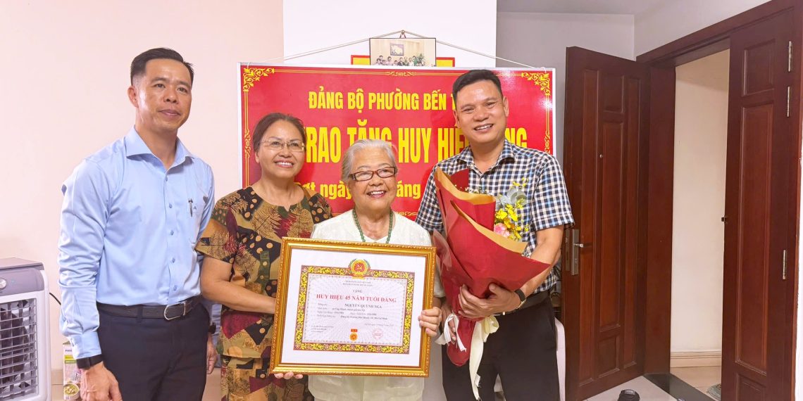 PHƯỜNG BẾN THÀNH TRAO HUY HIỆU ĐẢNG TẠI NHÀ CHO ĐẢNG VIÊN CAO TUỔI ĐỢT 19/5