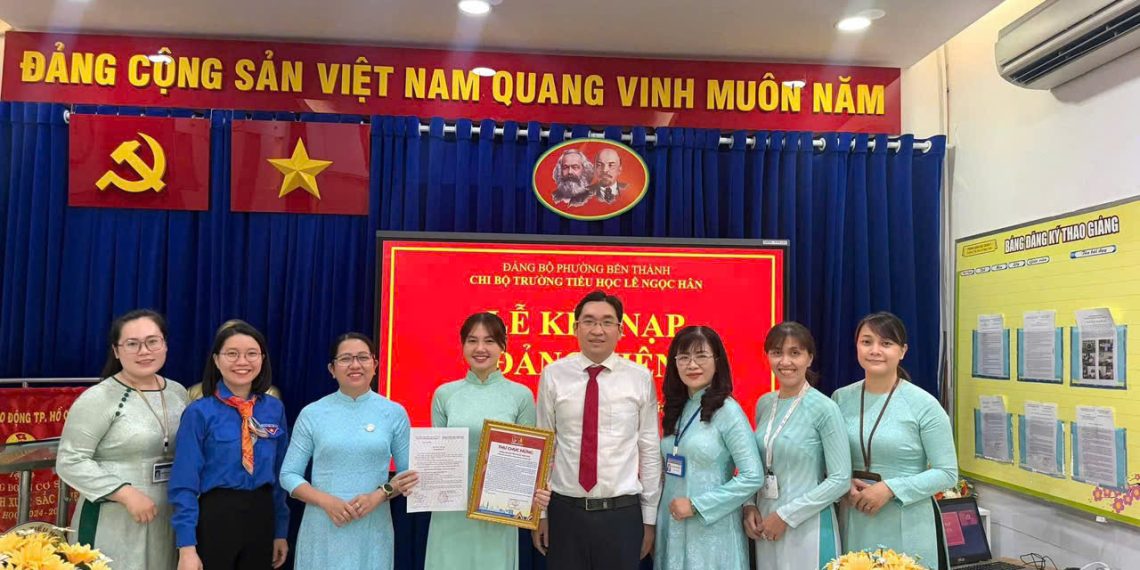 LỄ KẾT NẠP ĐẢNG VIÊN NGÀY 19/5 TẠI CHI BỘ TRƯỜNG TIỂU HỌC LÊ NGỌC HÂN