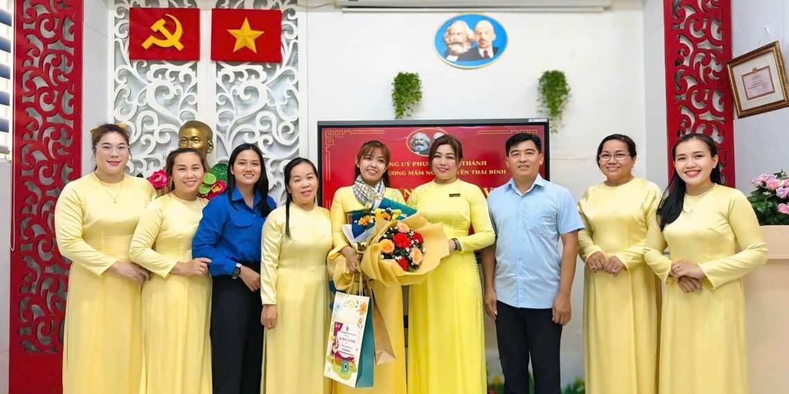CHI BỘ TRƯỜNG MẦM NON NGUYỄN THÁI BÌNH – PHƯỜNG BẾN THÀNH KẾT NẠP ĐẢNG VIÊN