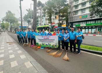 KHU PHỐ 19 PHƯỜNG BẾN THÀNH – PHÁT ĐỘNG ĐẾN CÁC HỘ NHÀ MẶT TIỀN TRỒNG ÍT NHẤT 2 CHẬU HOA KIỂNG VỚI CHỦ ĐỀ “BẾN THÀNH MUÔN SẮC HOA” VÀ DUY TRÌ THỰC HIỆN 15 PHÚT HẰNG TUẦN TỒNG VỆ SINH VỚI PHƯƠNG CHÂM “SẠCH BẾP – XANH NHÀ – ĐẸP PHỐ”