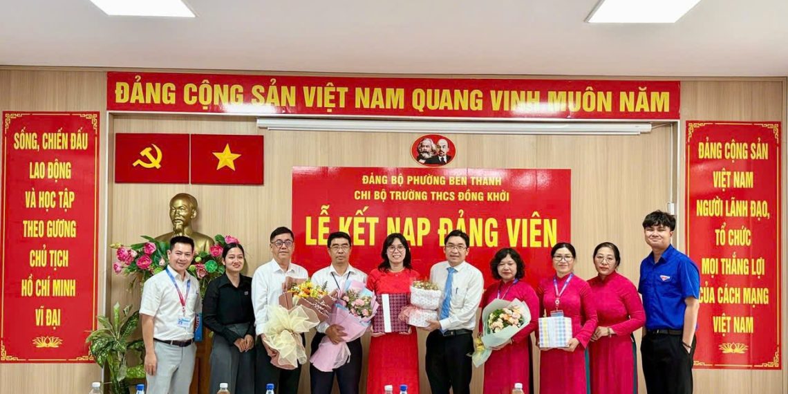 CHI BỘ TRƯỜNG THCS ĐỒNG KHỞI KẾT NẠP ĐẢNG VIÊN
