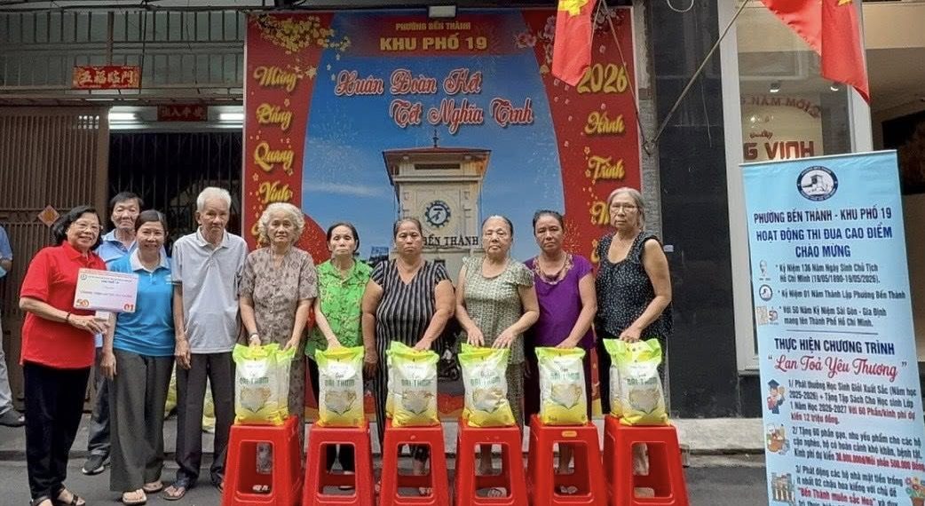 CÁN BỘ, ĐẢNG VIÊN VÀ NHÂN DÂN KHU PHỐ 19 PHƯỜNG BẾN THÀNH TIẾP TỤC THỰC HIỆN CHƯƠNG TRÌNH “LAN TOẢ YÊU THƯƠNG” LẦN 6