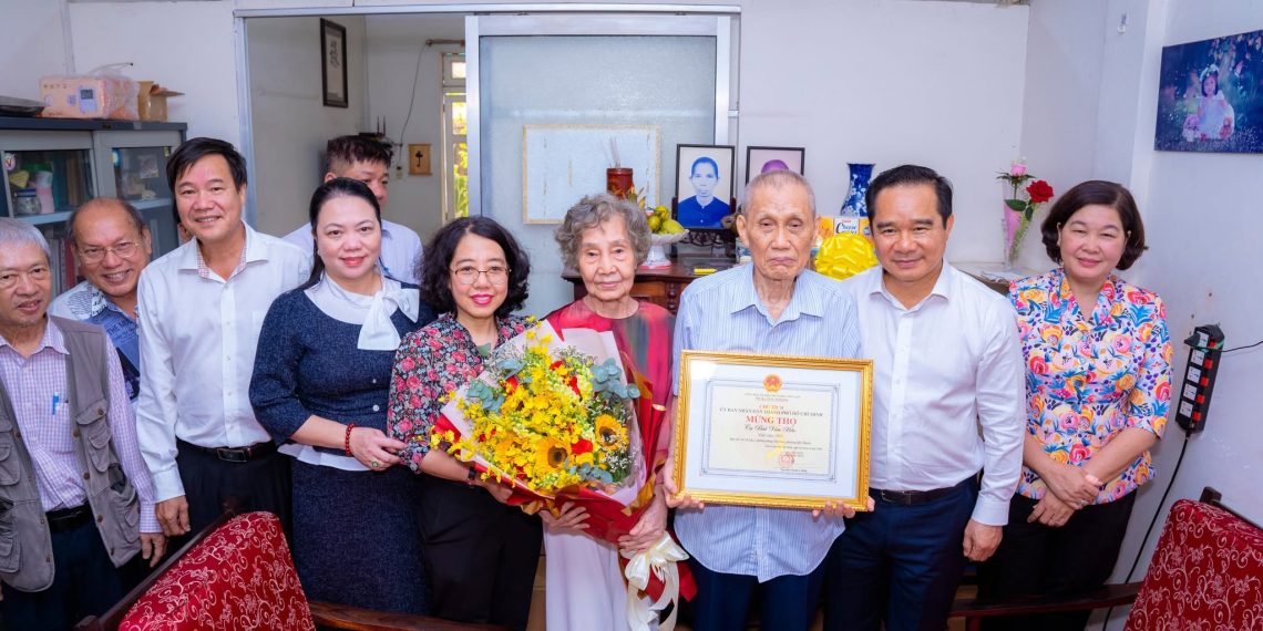 CHỦ TỊCH UBND TPHCM NGUYỄN VĂN ĐƯỢC THĂM, MỪNG THỌ NGƯỜI CAO TUỔI TIÊU BIỂU TẠI PHƯỜNG BẾN THÀNH