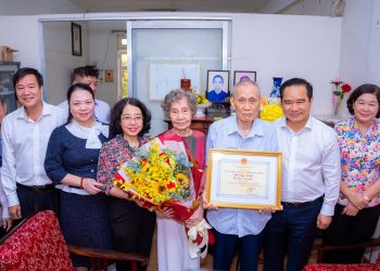 CHỦ TỊCH UBND TPHCM NGUYỄN VĂN ĐƯỢC THĂM, MỪNG THỌ NGƯỜI CAO TUỔI TIÊU BIỂU TẠI PHƯỜNG BẾN THÀNH