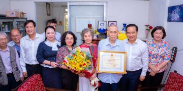 CHỦ TỊCH UBND TPHCM NGUYỄN VĂN ĐƯỢC THĂM, MỪNG THỌ NGƯỜI CAO TUỔI TIÊU BIỂU TẠI PHƯỜNG BẾN THÀNH