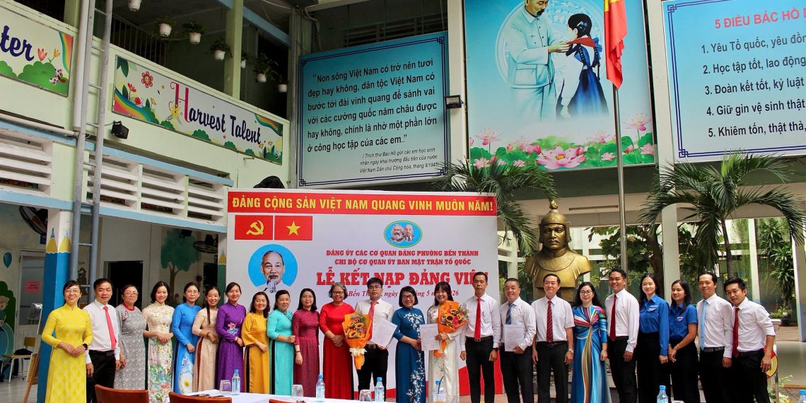 CHI BỘ CƠ QUAN ỦY BAN MẶT TRẬN TỔ QUỐC VIỆT NAM PHƯỜNG BẾN THÀNH TỔ CHỨC LỄ KẾT NẠP ĐẢNG VIÊN