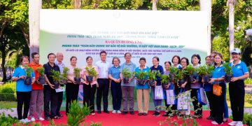 PHƯỜNG BẾN THÀNH PHÁT ĐỘNG TẾT TRỒNG CÂY ĐỜI ĐỜI NHỚ ƠN BÁC HỒ VÀ HƯỞNG ỨNG PHONG TRÀO CHUNG TAY BẢO VỆ MÔI TRƯỜNG