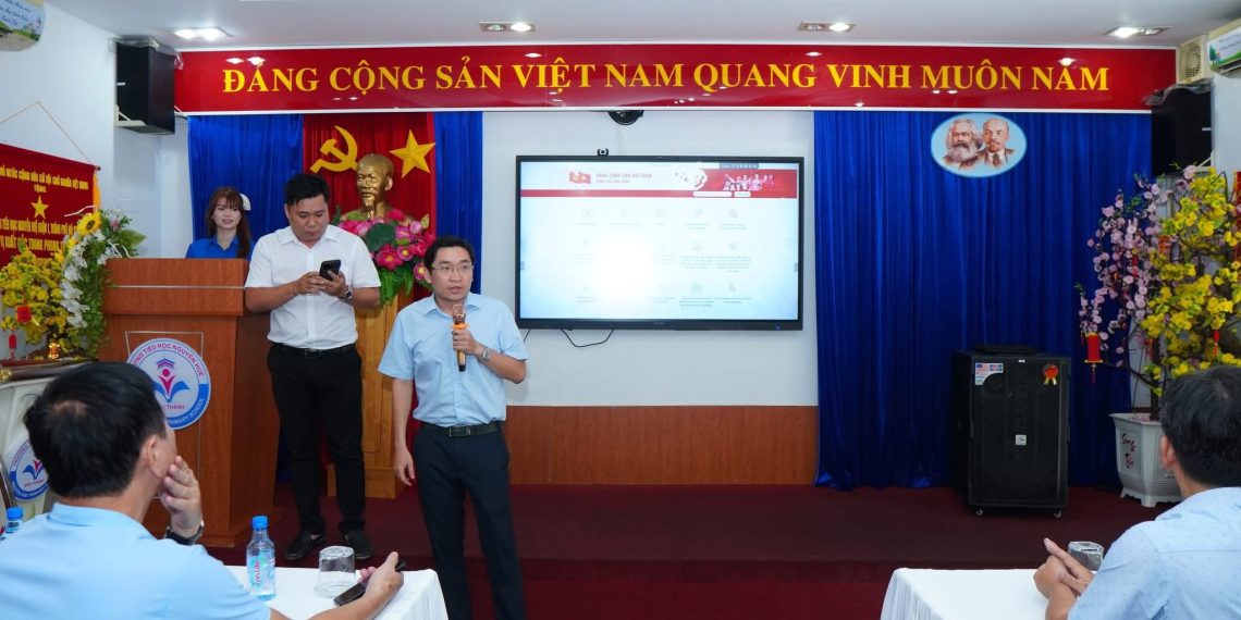 PHƯỜNG BẾN THÀNH TẬP HUẤN VÀ HƯỚNG DẪN ĐẢNG VIÊN CHI BỘ KHU PHỐ SỬ DỤNG ỨNG DỤNG THU, NỘP ĐẢNG PHÍ TRÊN MÔI TRƯỜNG ĐIỆN TỬ