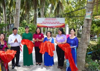 KHỐI THI ĐUA 1 PHƯỜNG BẾN THÀNH TRAO CẦU NÔNG THÔN MỚI TẠI XÃ TÂN THÀNH BÌNH TỈNH VĨNH LONG