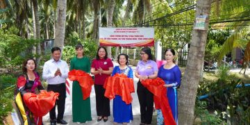 KHỐI THI ĐUA 1 PHƯỜNG BẾN THÀNH TRAO CẦU NÔNG THÔN MỚI TẠI XÃ TÂN THÀNH BÌNH TỈNH VĨNH LONG