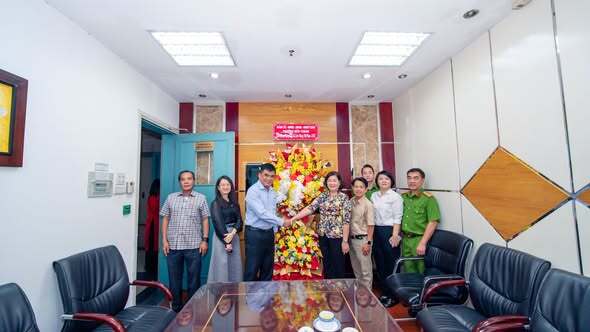 PHƯỜNG BẾN THÀNH THĂM, CHÚC MỪNG CÁC CƠ QUAN BÁO CHÍ NHÂN KỶ NIỆM 101 NĂM NGÀY BÁO CHÍ CÁCH MẠNG VIỆT NAM