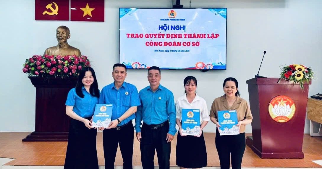CÔNG ĐOÀN PHƯỜNG BẾN THÀNH TRAO QUYẾT ĐỊNH THÀNH LẬP 04 CÔNG ĐOÀN CƠ SỞ MỚI