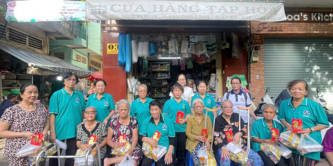 KHU PHỐ 17 PHƯỜNG BẾN THÀNH RA QUÂN TỔNG VỆ SINH VÀ TRAO QUÀ ĐẾN CÁC HỘ KHÓ KHĂN
